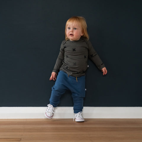 Child wearing merino baby long sleeve top dark grey with print